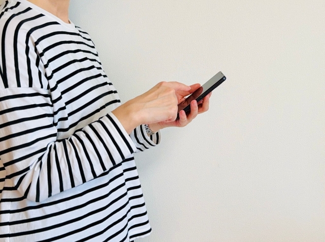 スマホを見る女性